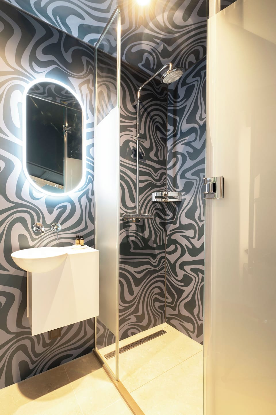 Deluxe twin / double room | Bathroom | Shower, rainfall showerhead, free toiletries, hair dryer