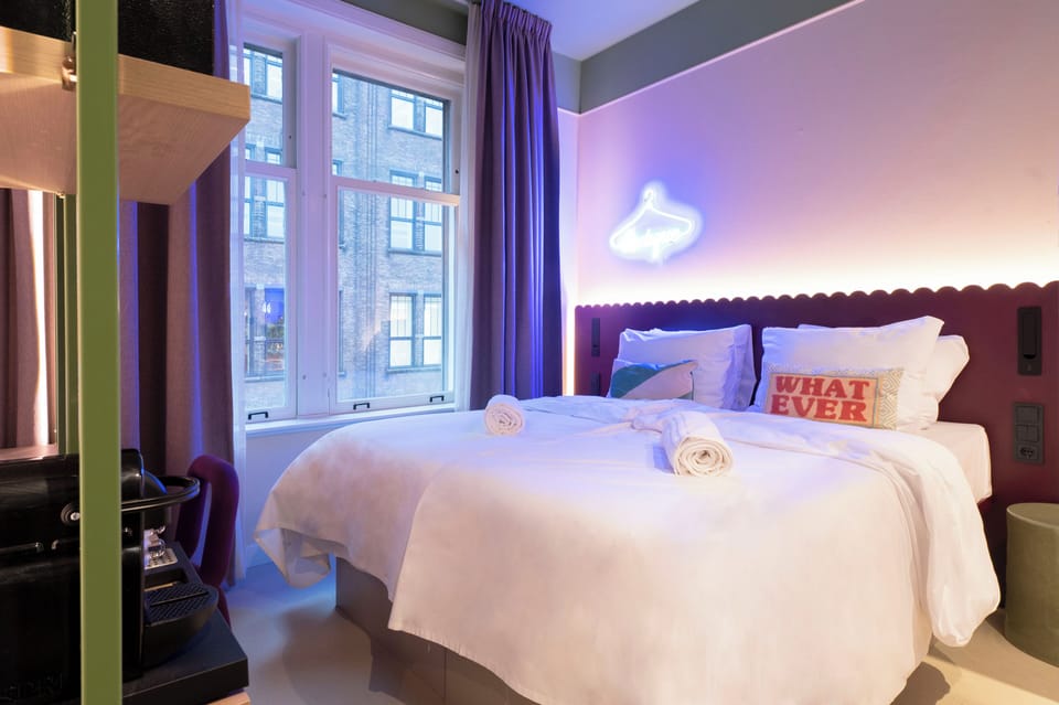 Premium bedding, in-room safe, desk, blackout drapes