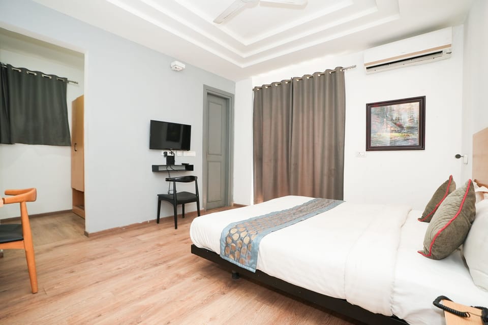 Deluxe Room | Desk, iron/ironing board, rollaway beds, free WiFi