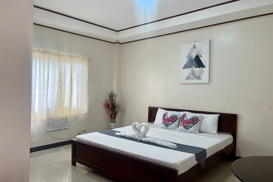 Deluxe Room | Desk, WiFi (free), bed sheets
