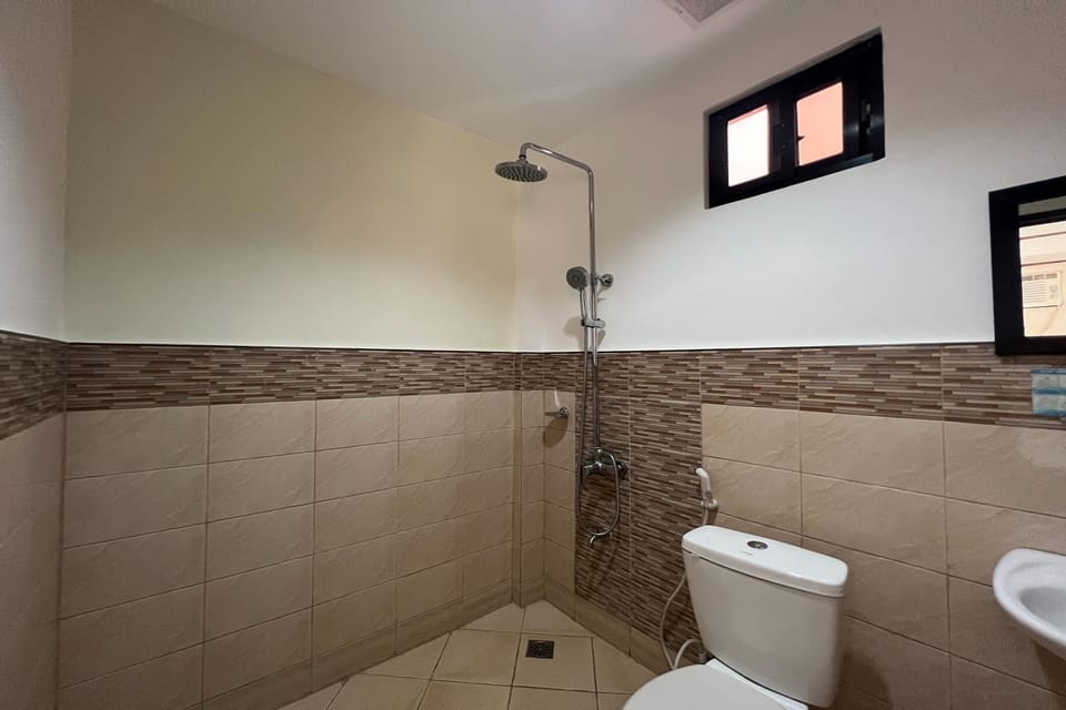 Twin Room | Bathroom | Shower, rainfall showerhead, towels