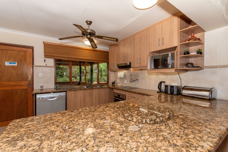 Full-size fridge, microwave, oven, stovetop