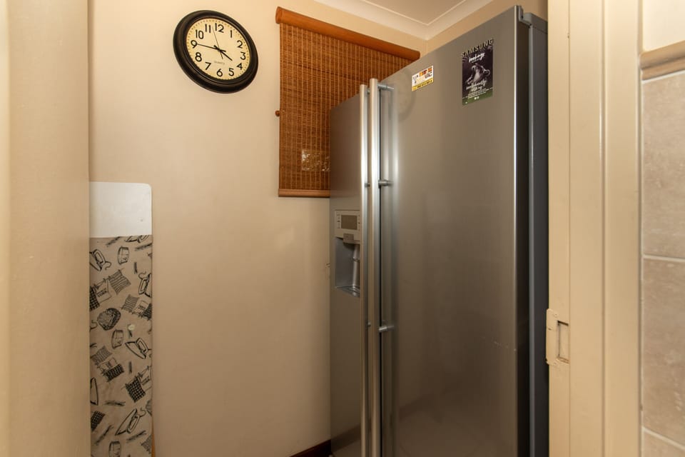 Full-size fridge, microwave, oven, stovetop