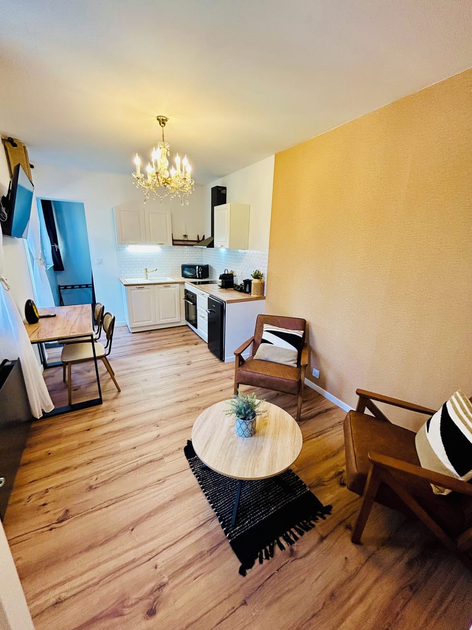 Deluxe Suite | Living area | Flat-screen TV
