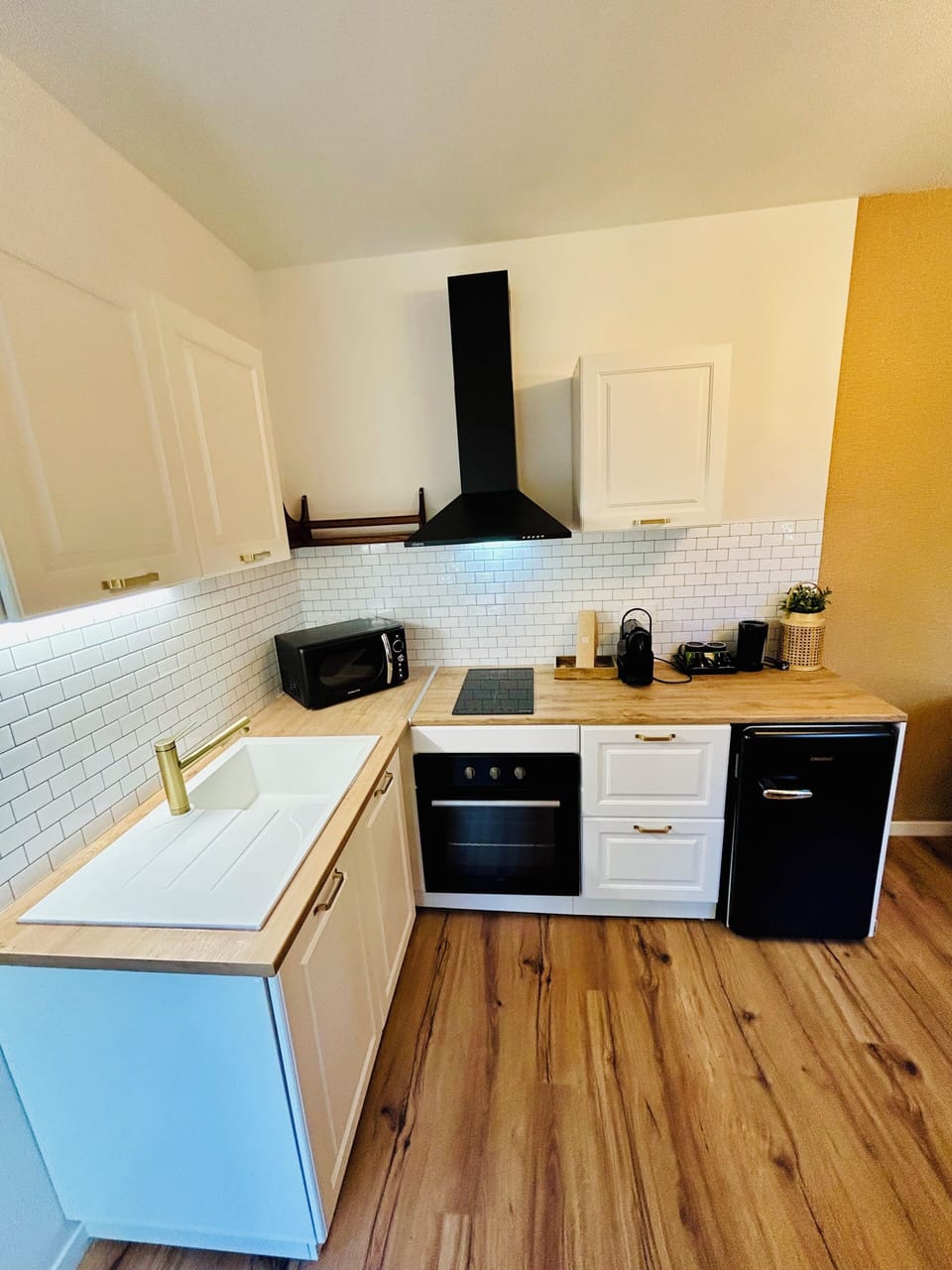 Deluxe Suite | Private kitchen | Espresso maker, coffee/tea maker, electric kettle