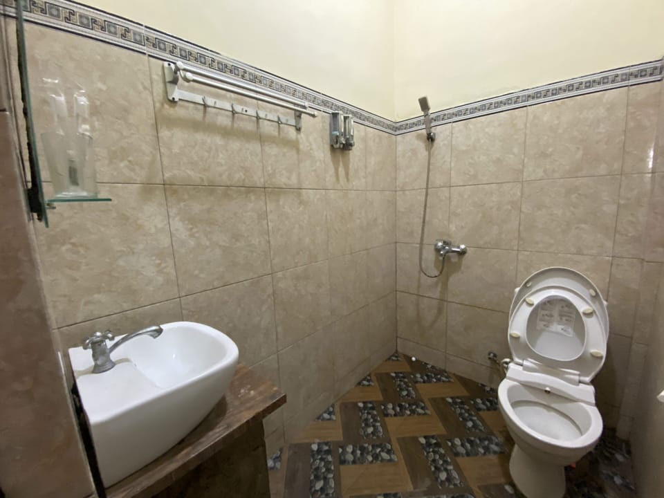 Standard Double Room | Bathroom | Soap, shampoo, toilet paper