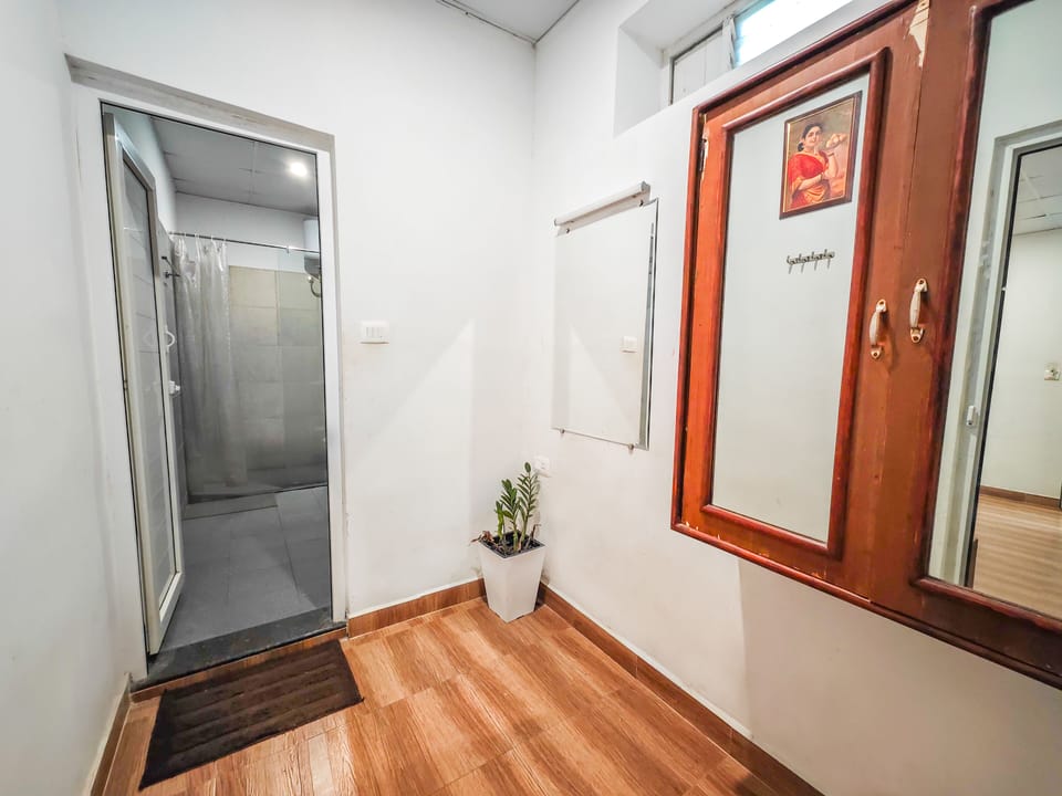 Deluxe Room | 1 bedroom, premium bedding, iron/ironing board (on request), WiFi (free)