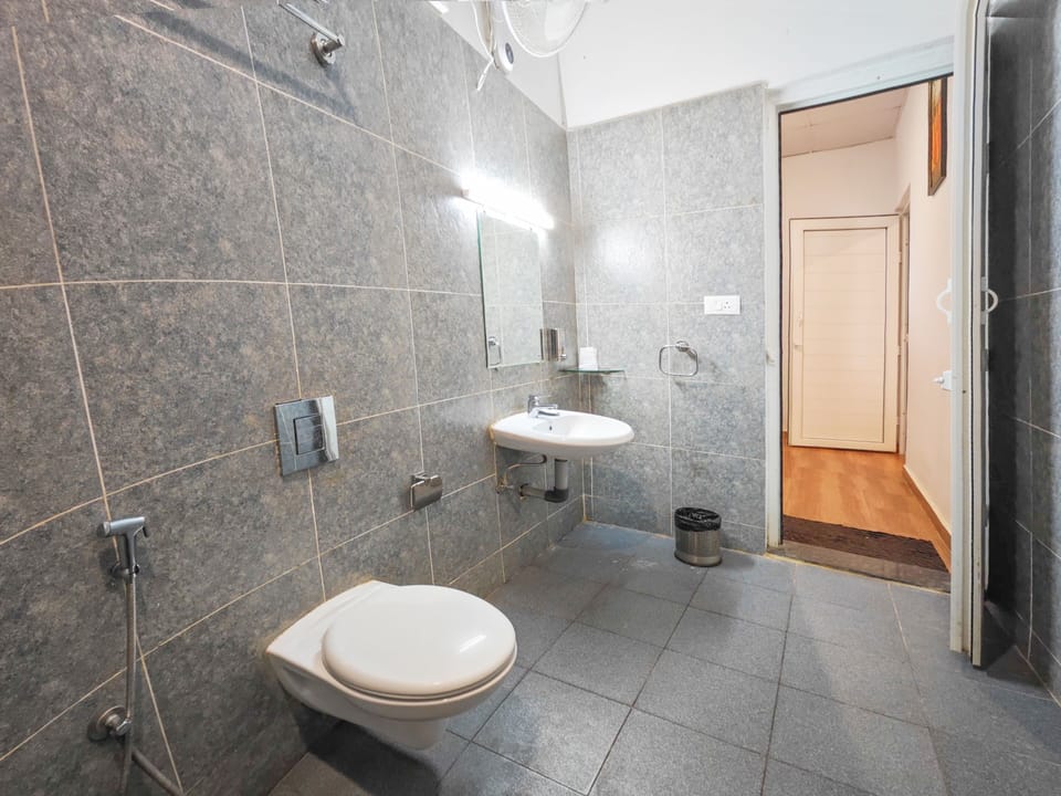 Executive Room | Bathroom | Shower, rainfall showerhead, free toiletries, towels