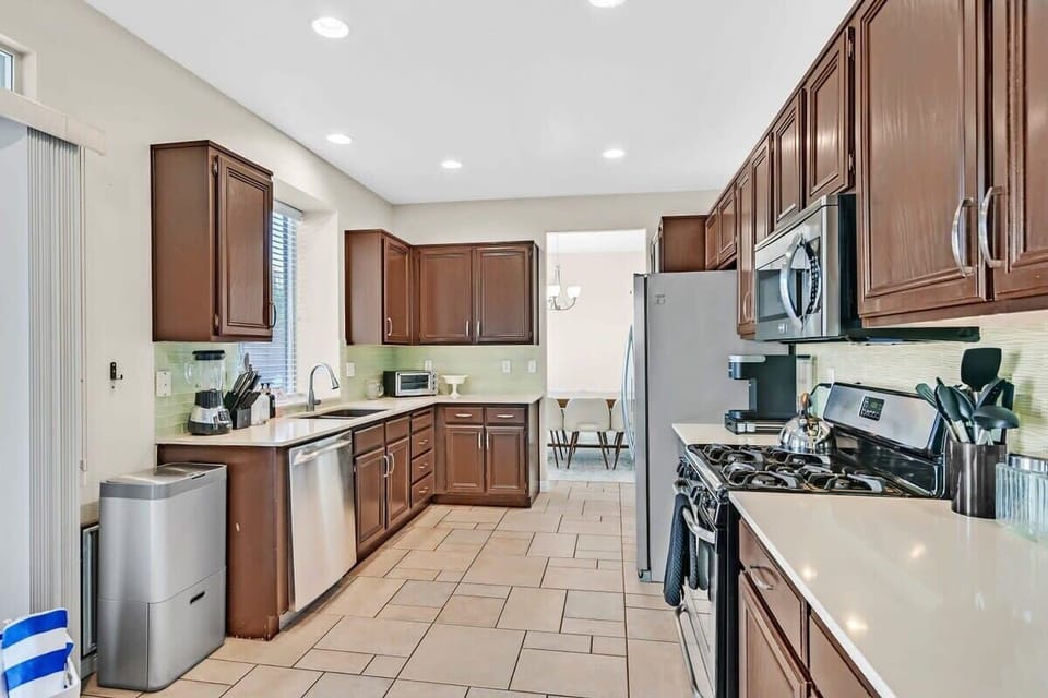 Well-equipped kitchen for your use