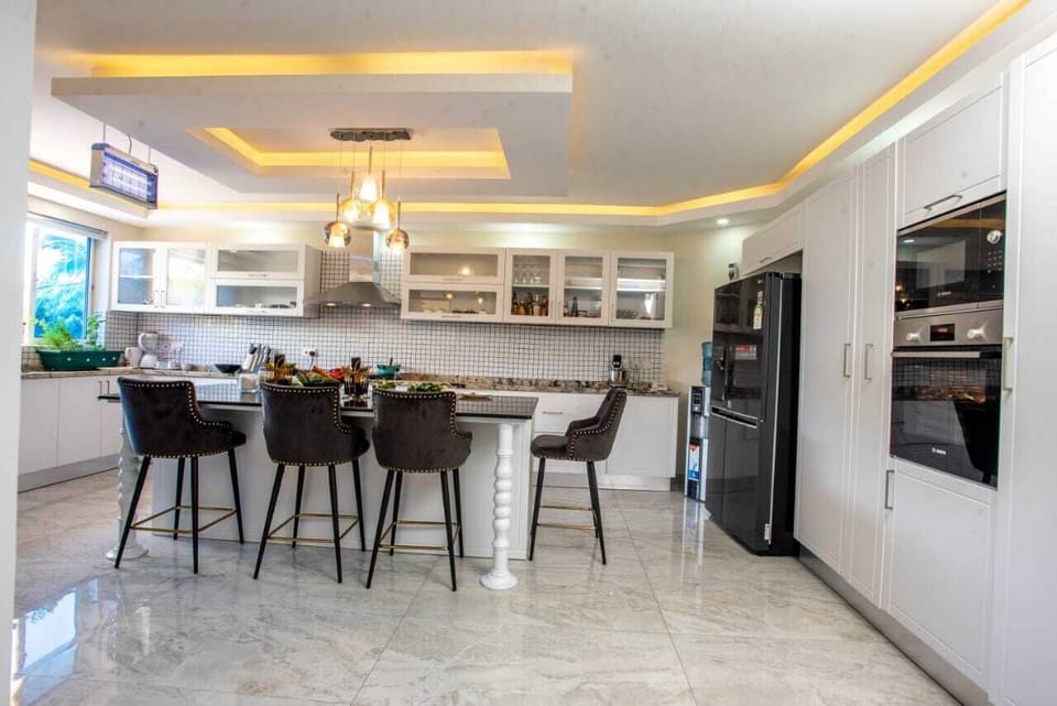 Family Apartment | Private kitchen | Fridge, microwave, cookware/dishes/utensils, dining tables