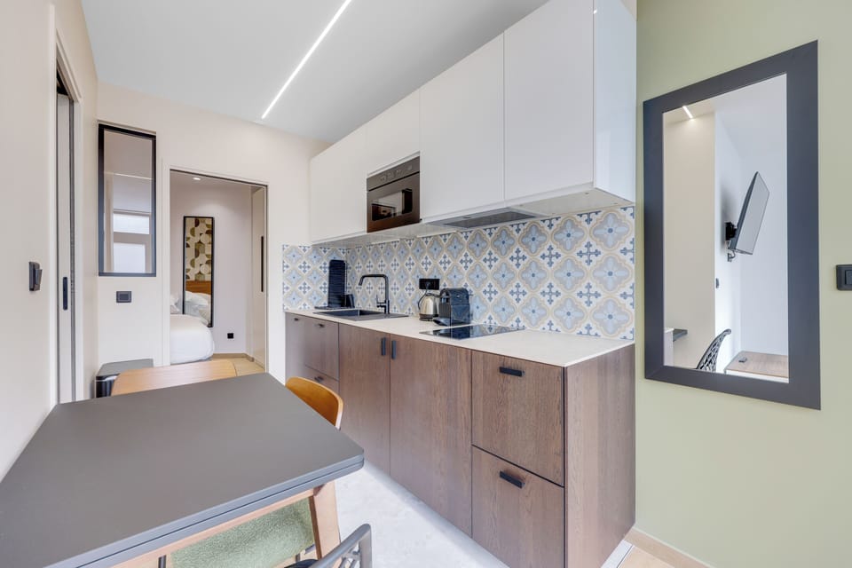 Deluxe Apartment, Ensuite (49 M) | Private kitchen | Espresso maker, stovetop, electric kettle, cookware/dishes/utensils