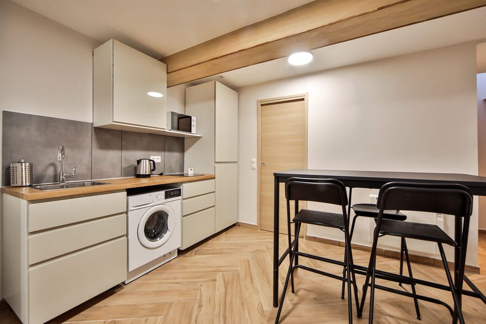 Comfort Room (49 F) | Private kitchen