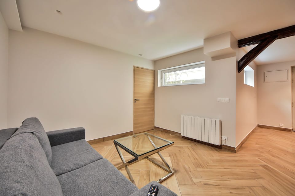 Classic Room (49 G) | Living area | Flat-screen TV