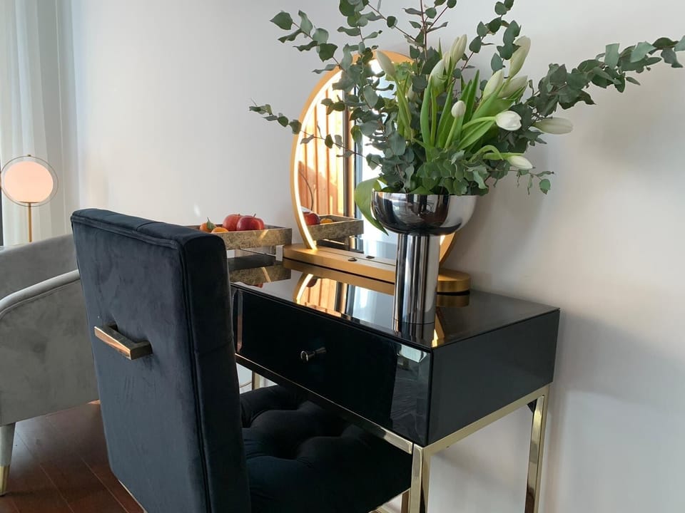 Deluxe Room | 1 bedroom, in-room safe, desk, soundproofing