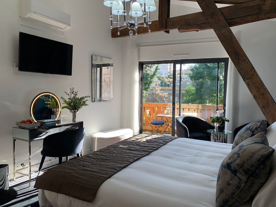 Deluxe Room, 1 Bedroom, Non Smoking | 1 bedroom, in-room safe, desk, soundproofing