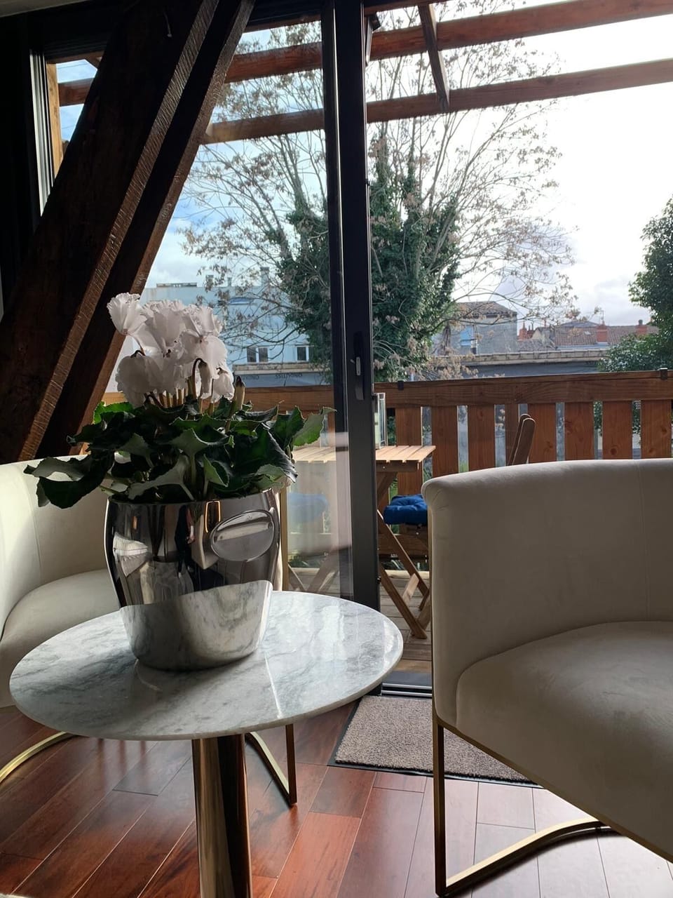 Deluxe Room | 1 bedroom, in-room safe, desk, soundproofing