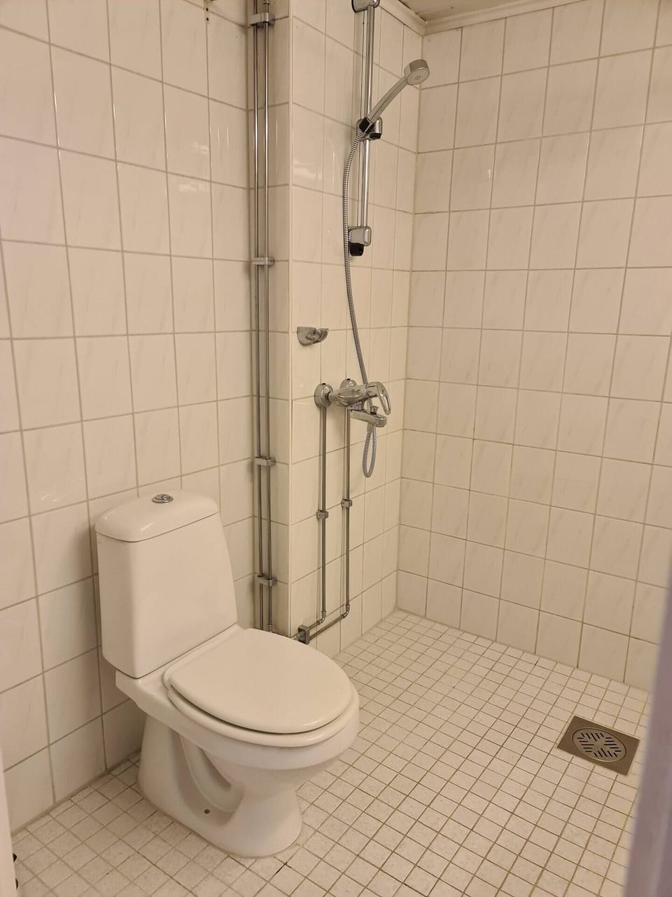 City Apartment | Bathroom | Shower, hair dryer, towels, soap