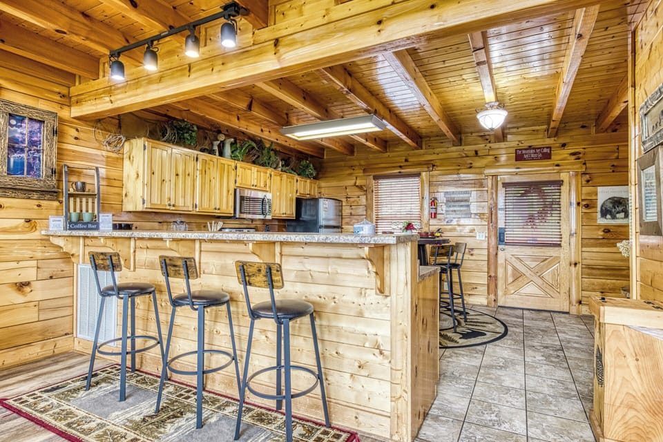 Cabin with a View in the Smokies "Bear's View" - Bar top with high top chairs