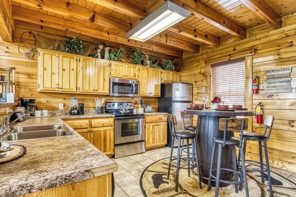 Cabin with a View in the Smokies "Bear's View" - Fully furnished kitchen
