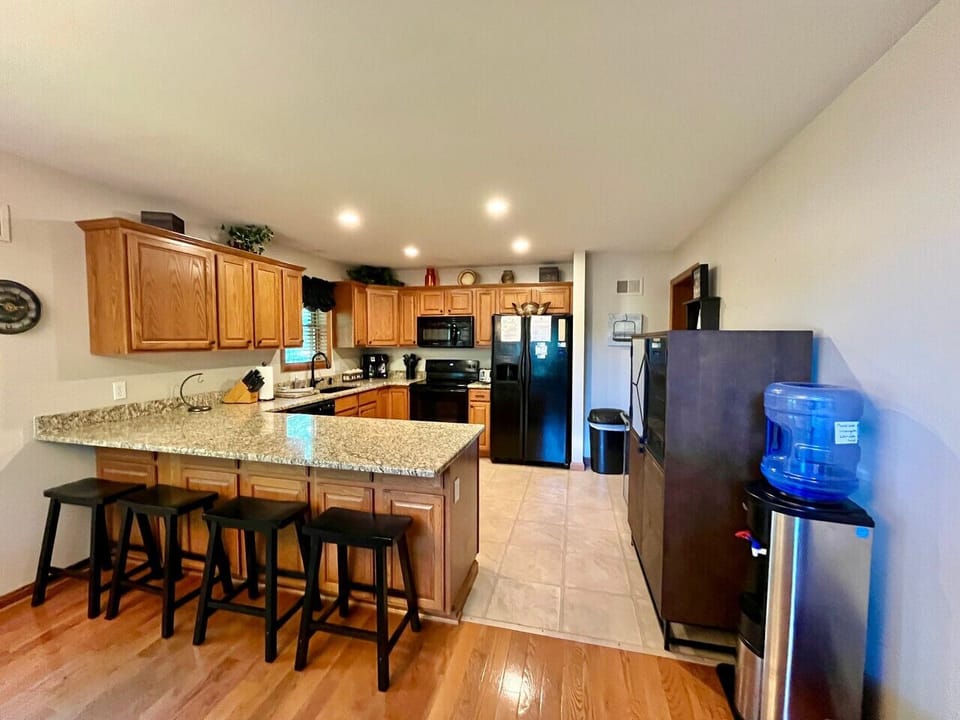 Fully equipped kitchen with breakfast bar with seating for 4