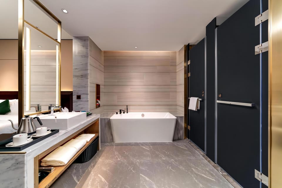 Executive Room | Bathroom | Shower, rainfall showerhead, free toiletries, hair dryer