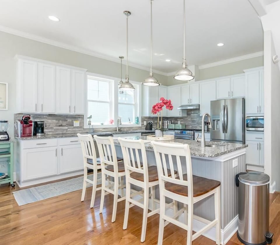 Kitchen with Eat-in Seating
