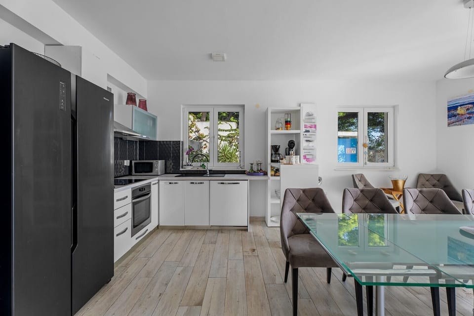A fully equipped kitchen with all the amenities a modern guest needs 