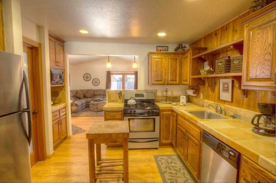 House, 4 Bedrooms | Private kitchen | Coffee/tea maker, fridge, toaster