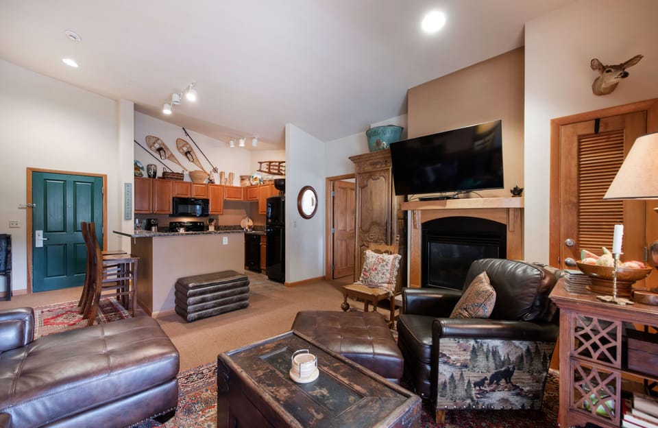 Condo, 3 Bedrooms | Living area