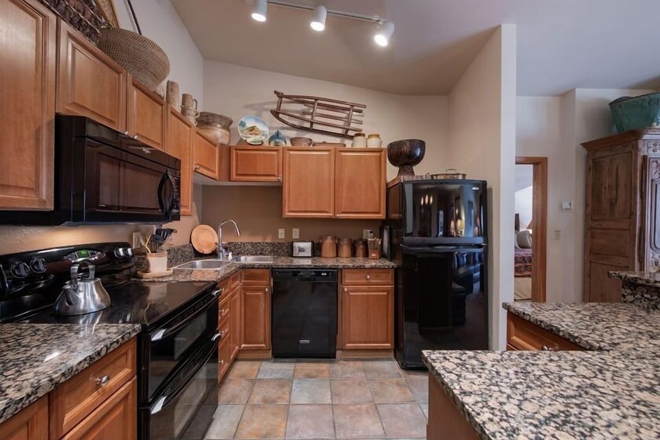 Condo, 3 Bedrooms | Private kitchen | Coffee/tea maker, fridge, oven, toaster