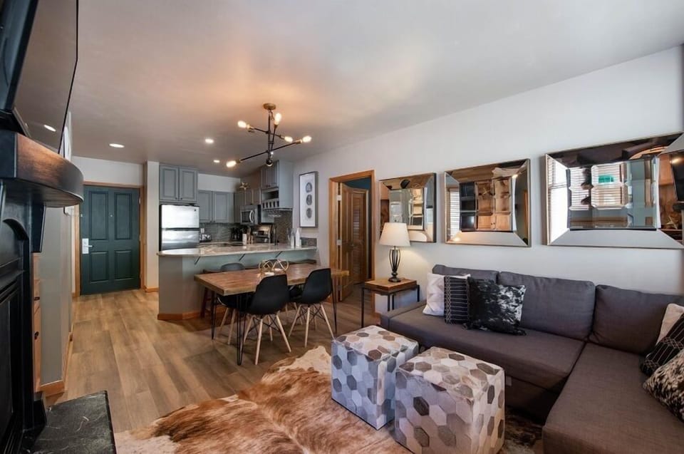 Condo, 2 Bedrooms | Living area