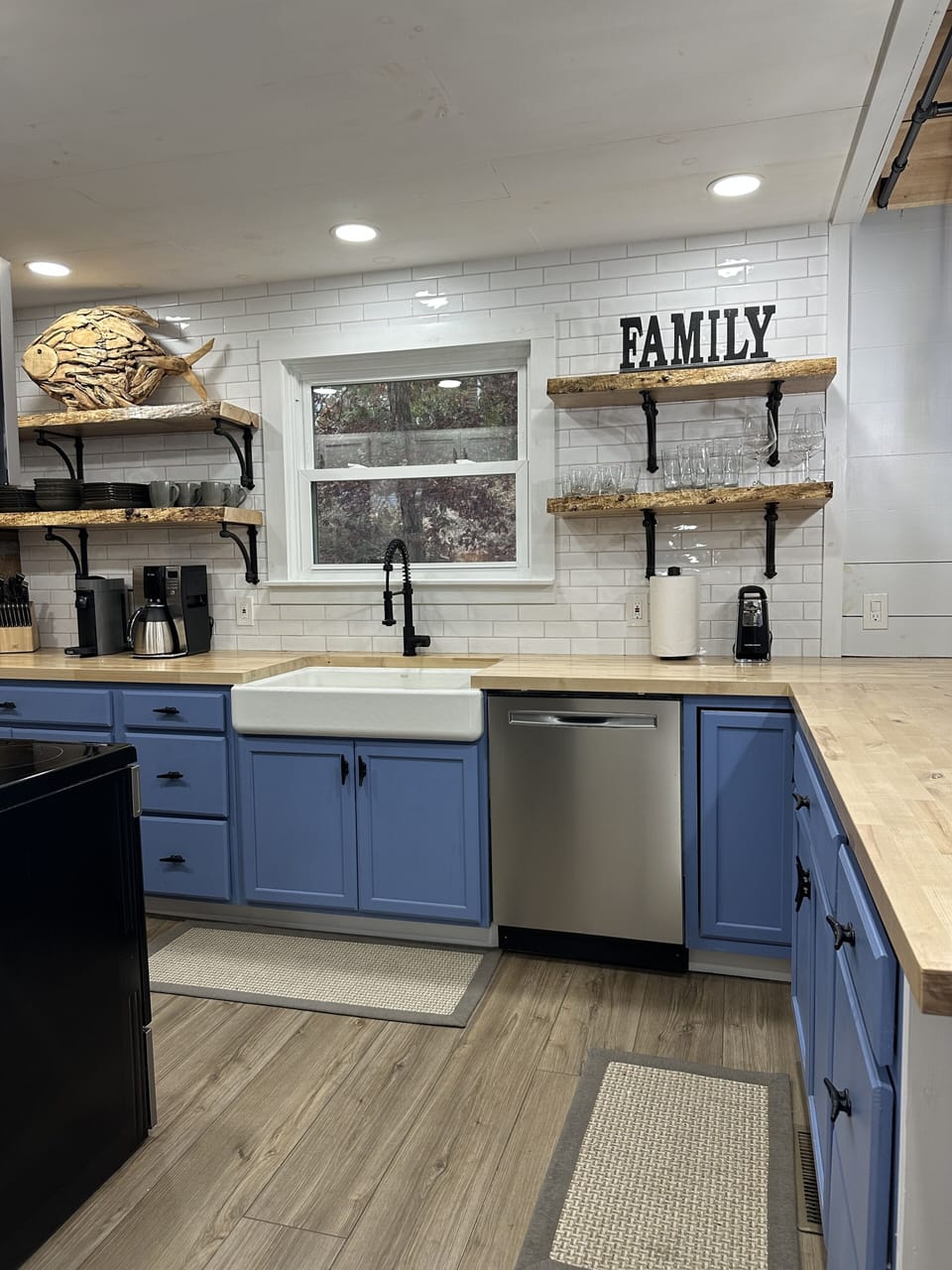 Chef’s kitchen with Calphalon cookware and well equipped.