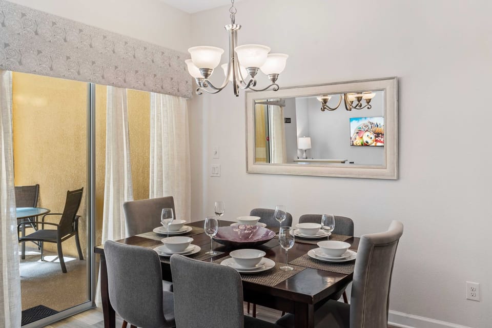 Elegant dining area of the townhouse in Kissimmee Florida - Offers a welcoming space to gather and enjoy delicious meals together - 6 Persons dining - Quality materials, such as a sleek dining table and comfortable chairs