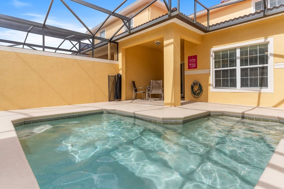 Splendid private pool of the townhouse in Kissimmee Florida - Dive into refreshing poolside escape - Lounge in tranquility by the sparkling waters - Immerse yourself in the cool elegance of pool