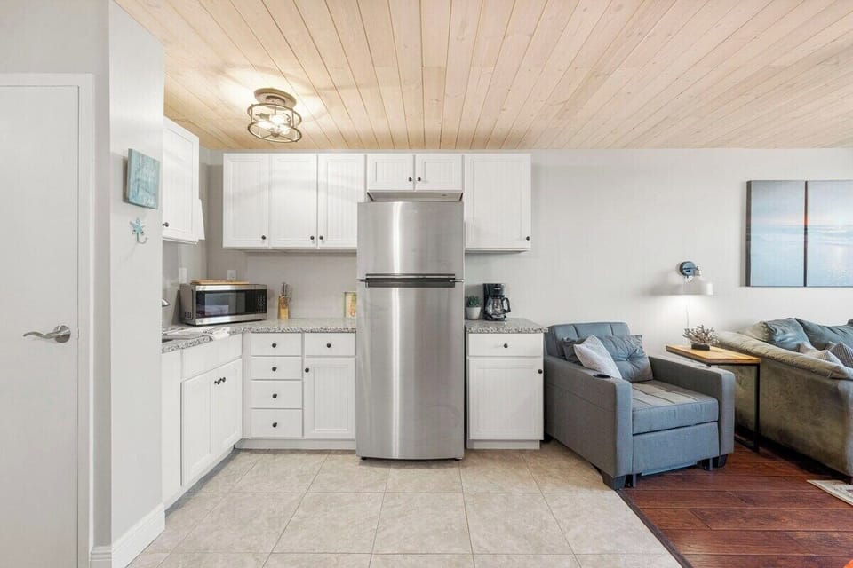 Fully applianced kitchen