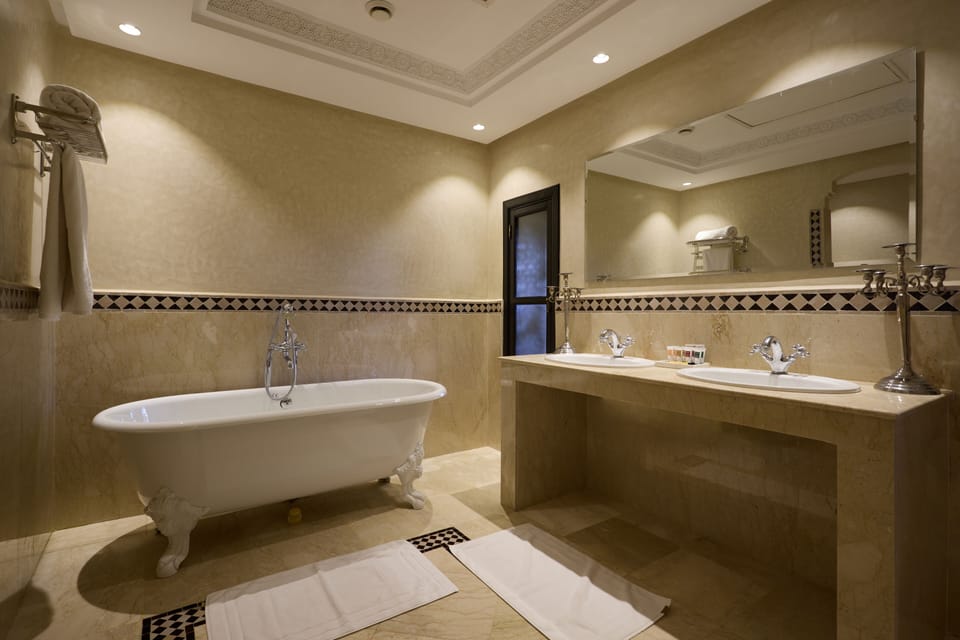 Royal Suite | Bathroom | Free toiletries, bathrobes, slippers