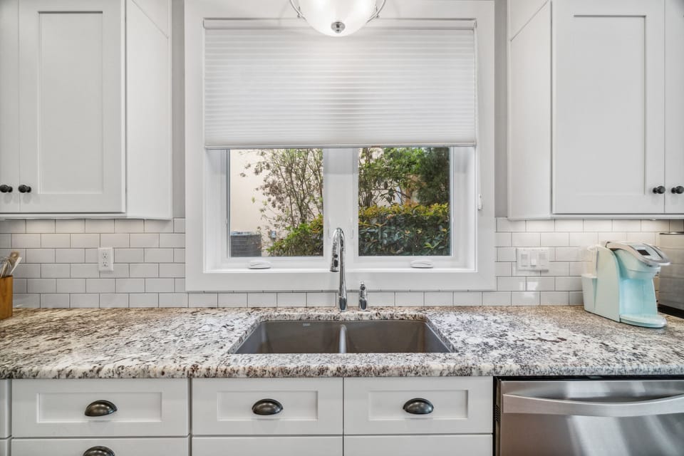 Full-size fridge, microwave, oven, stovetop
