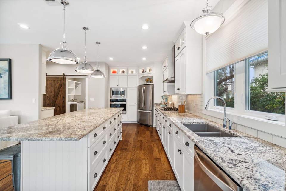 Full-size fridge, microwave, oven, stovetop