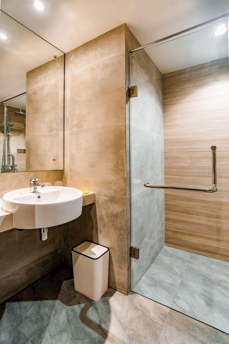Deluxe Room (Yello Urban) | Bathroom | Free toiletries, hair dryer, slippers, bidet