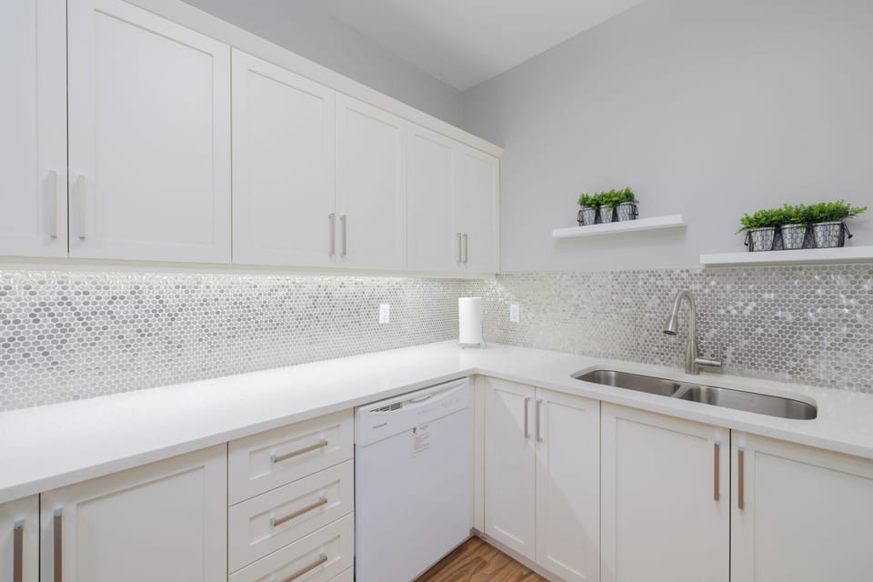Coffee/tea maker, full-size fridge, microwave, oven