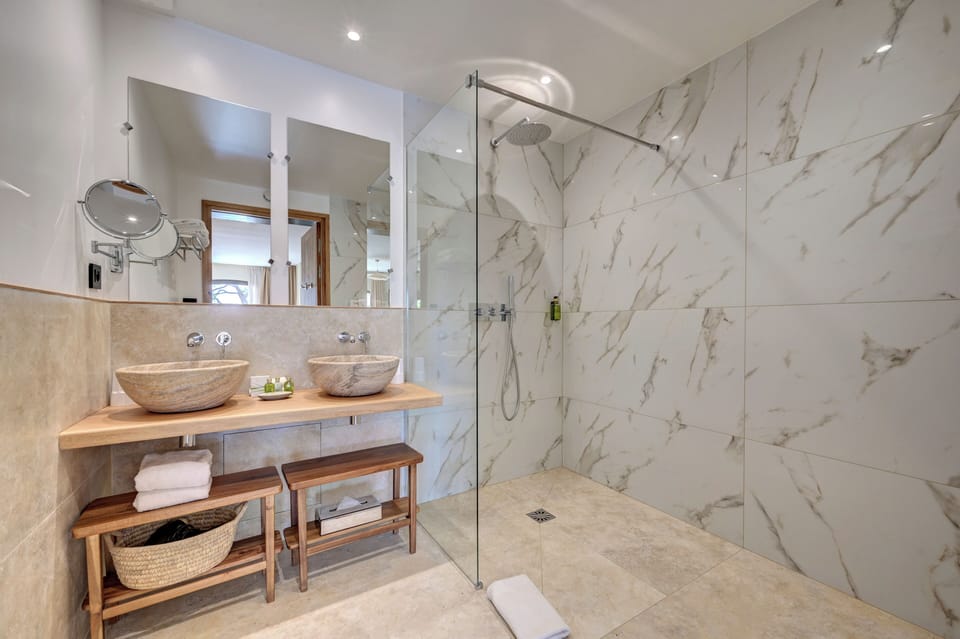 Deluxe Room | Bathroom | Free toiletries, hair dryer