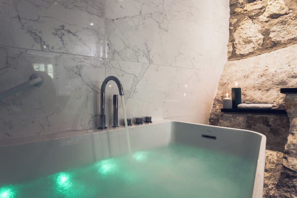 Troglodyte Room, Castle View | Bathroom | Free toiletries, hair dryer