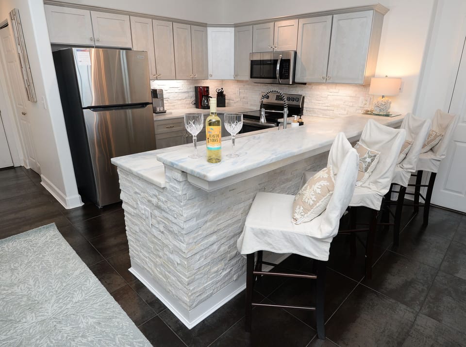 Breakfast bar seating for 4
Full Stainless Steel Kitchen