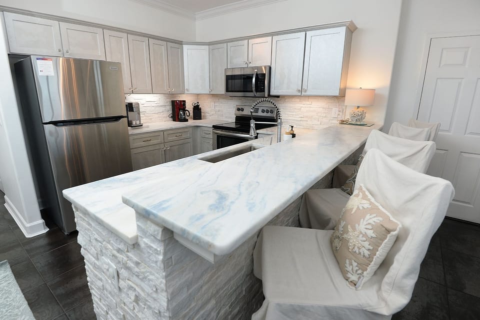 Breakfast Bar seating for 4
Full Stainless Steel Kitchen