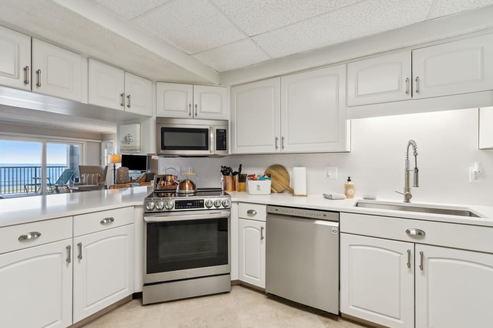 440 Full Kitchen 2