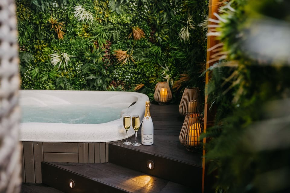 Honeymoon Suite | Desk, iron/ironing board, rollaway beds, free WiFi