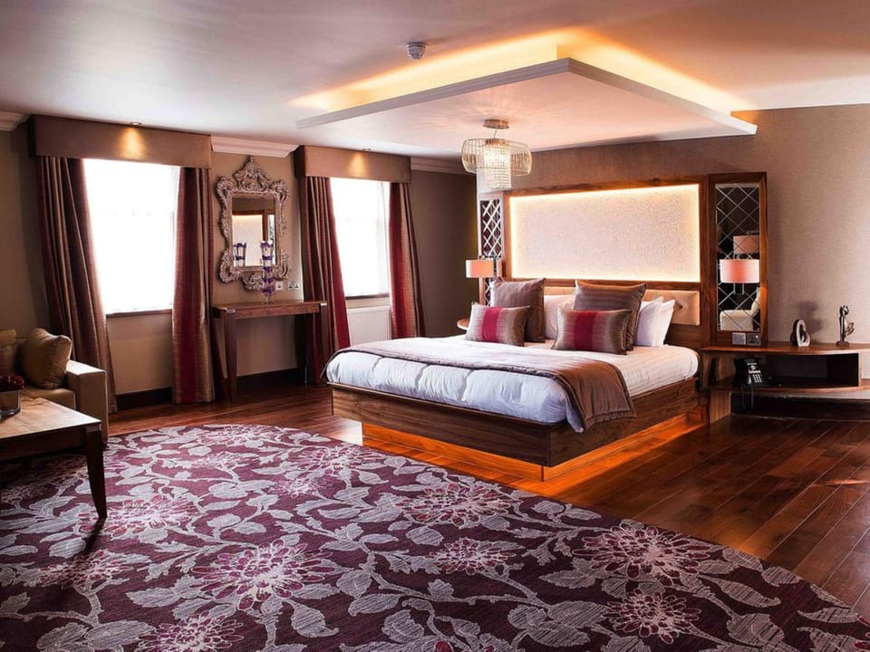 Honeymoon Suite | Desk, iron/ironing board, rollaway beds, free WiFi