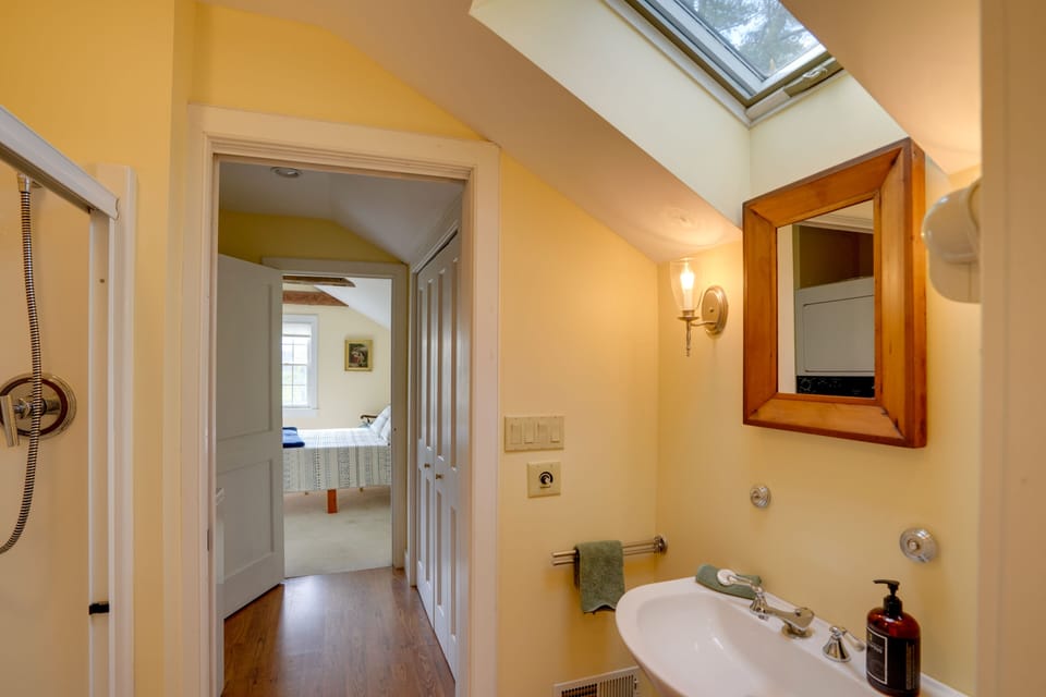 Full Bathroom | 2nd Floor | Towels Provided