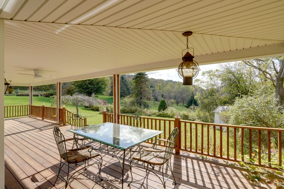 Deck | 2-Story Home