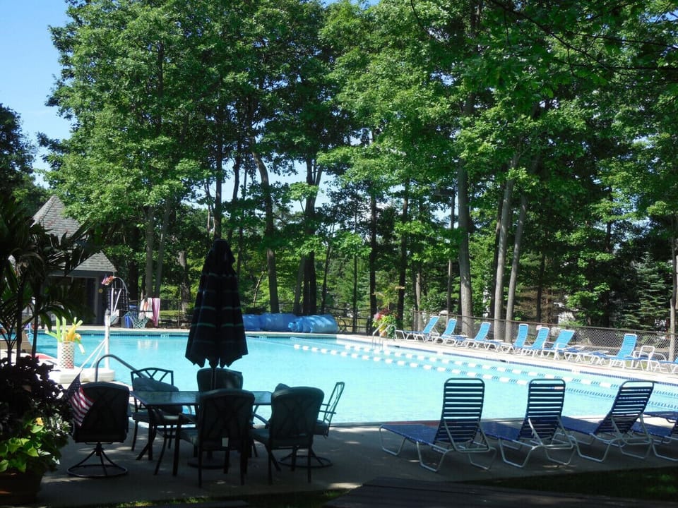 Large South Ridge Pool, free to use